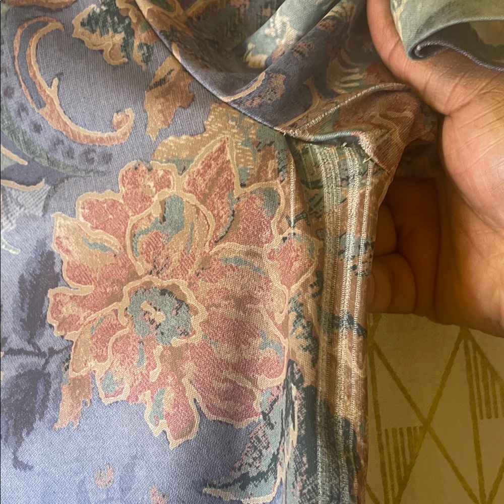 Floral Patterned Button-Up Blouse - Picture 2 of 3